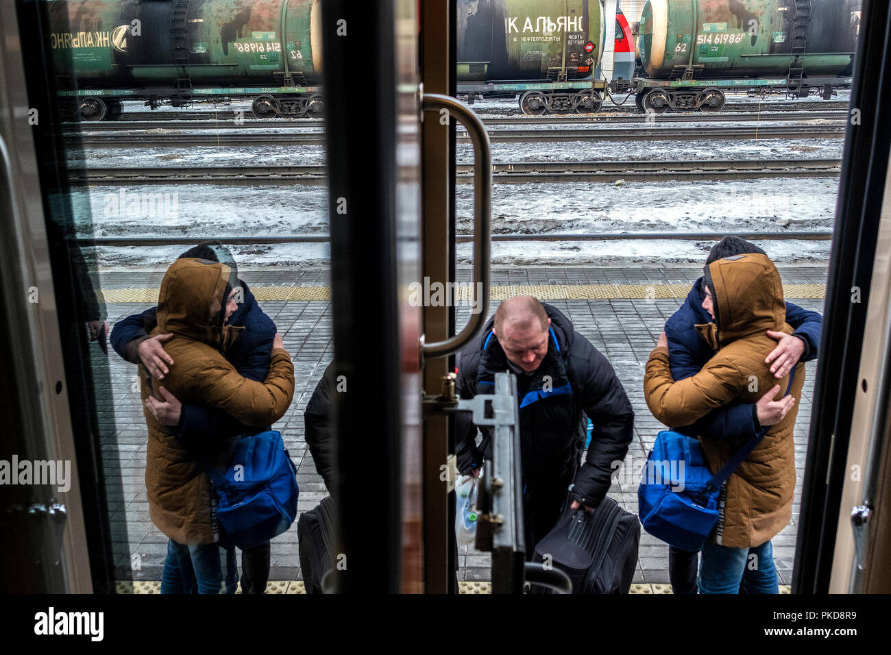Sibirien, Russland - 20. MÄRZ 2018: die Passagiere nehmen Abschied von Verwandten vor dem Einsteigen in den Zug am Bahnhof in Novosibirsk, Russland. Stockfoto