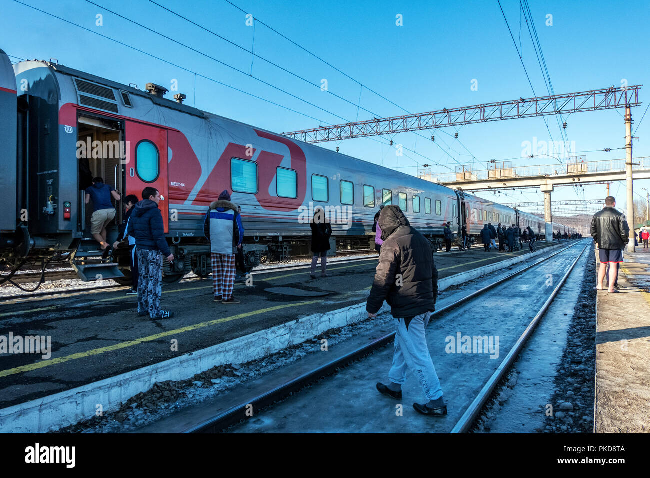 Sibirien, Russland - 20. MÄRZ 2018: Trans Siberian Express Passagiere erhalten Sie aus dem Bahnhof in 15 Minuten und in der Nähe von Vladivostok, Russland entspannen. Stockfoto