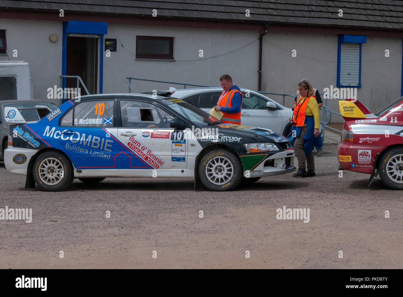 Die Blau Weißen und Schwarzen Mitsubishi Evo 9 von Scott McCombie Argyll Rally Dunoon 2018 recht abseits Treiber Seitenansicht des Blau Weiß und Schwarz Rallye prep Stockfoto