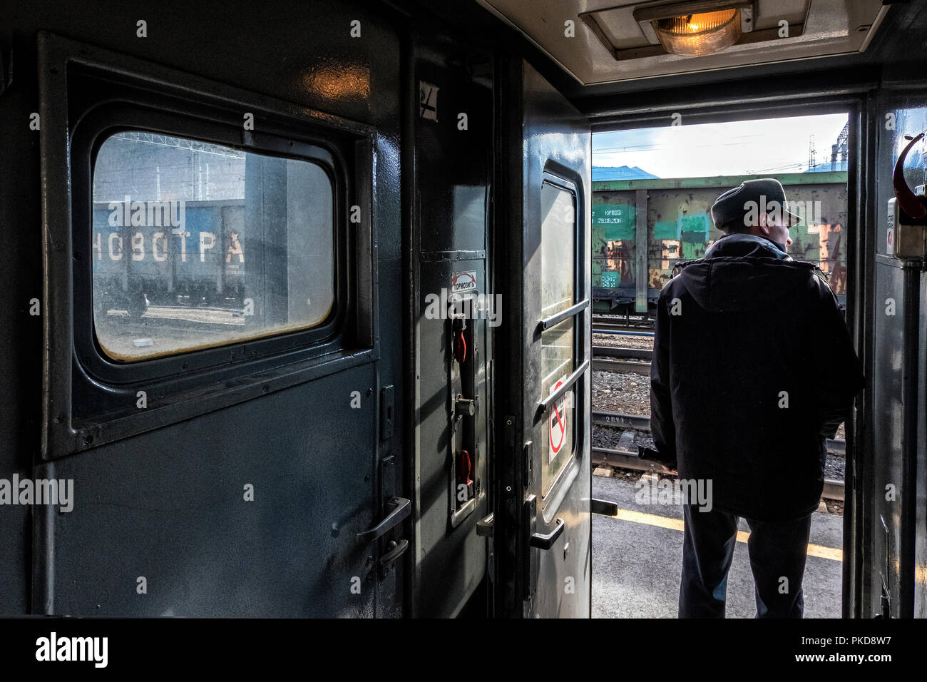 Trans Siberian Express, Sibirien, Russland - 20. März 2018: Train Attendant ist Kontrolle der Passagiere vor dem Abflug aus Nowosibirsk Bahnhof, Ru Stockfoto