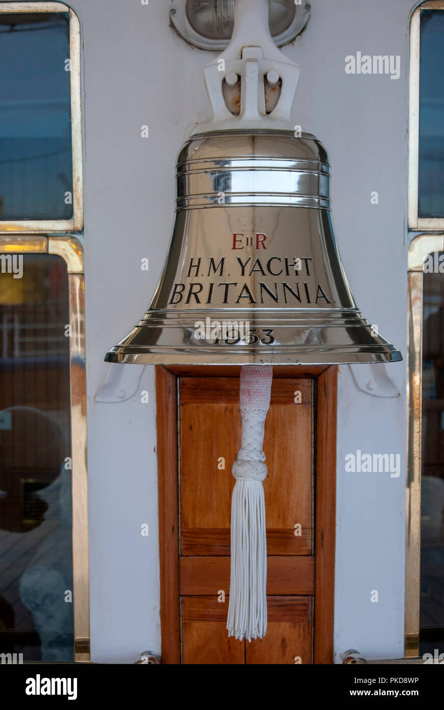 Silber Schiffsglocke S.M. Yacht Britannia Leith Edinburgh Schottland Großbritannien detaillierte Nahaufnahme der Silber Schiffsglocke eingeschrieben E11 R S.M. Yacht Britannia 1953 Stockfoto