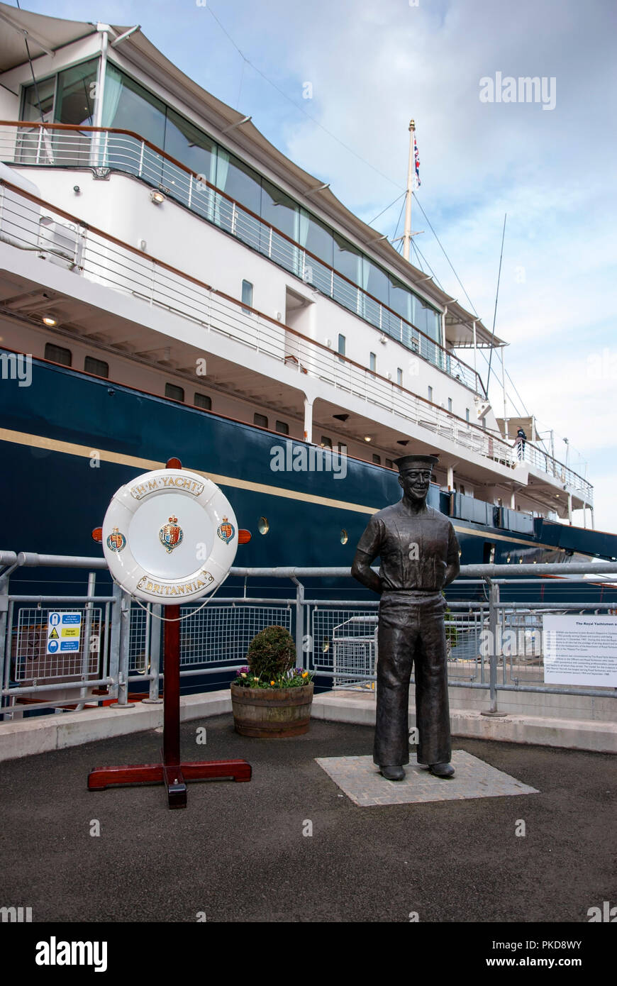 Bronze Yottie Statue vor Ihr majestys Yacht Britannia Leith Edinburgh Schottland Großbritannien Bronze Metall Abbildung der Royal Navy sailor Segler Ellis noch Stockfoto