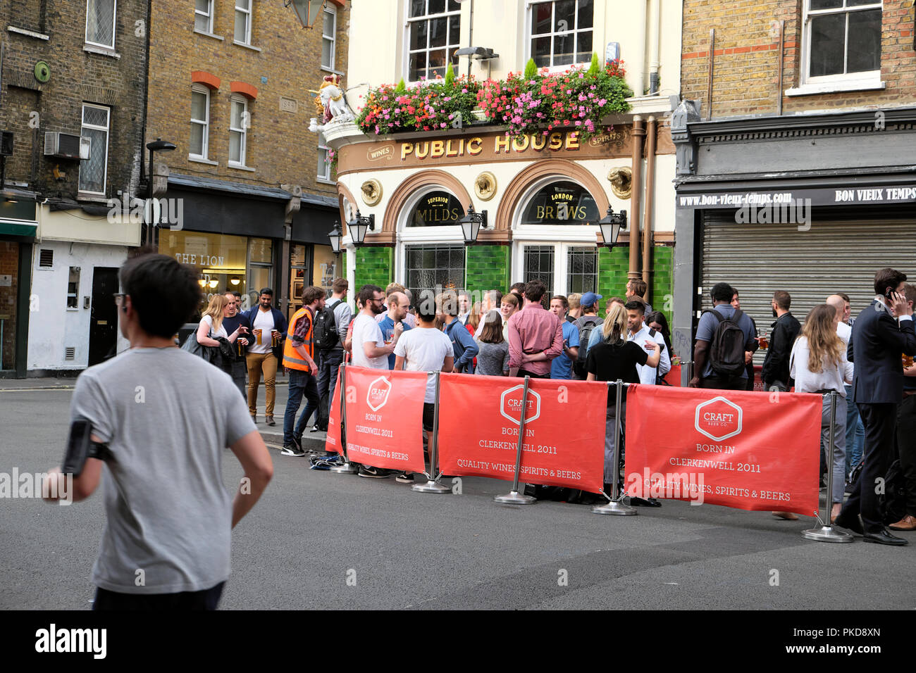 Die Leute trinken außerhalb Handwerk Bier nach der Arbeit im Sommer in Leder Lane Clerkenwell, London EC 1 KATHY DEWITT Stockfoto