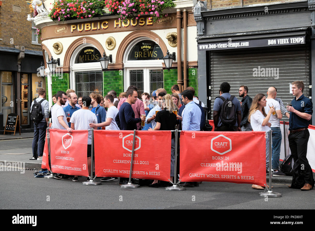 Die Leute trinken außerhalb Handwerk Bier nach der Arbeit im Sommer in Leder Lane Clerkenwell, London EC 1 KATHY DEWITT Stockfoto