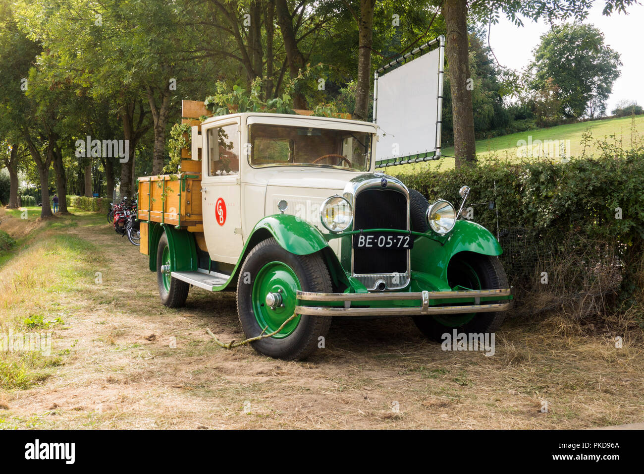 Alte Citroen C4 1925, auf Ackerland geparkt. Niederlande. Stockfoto