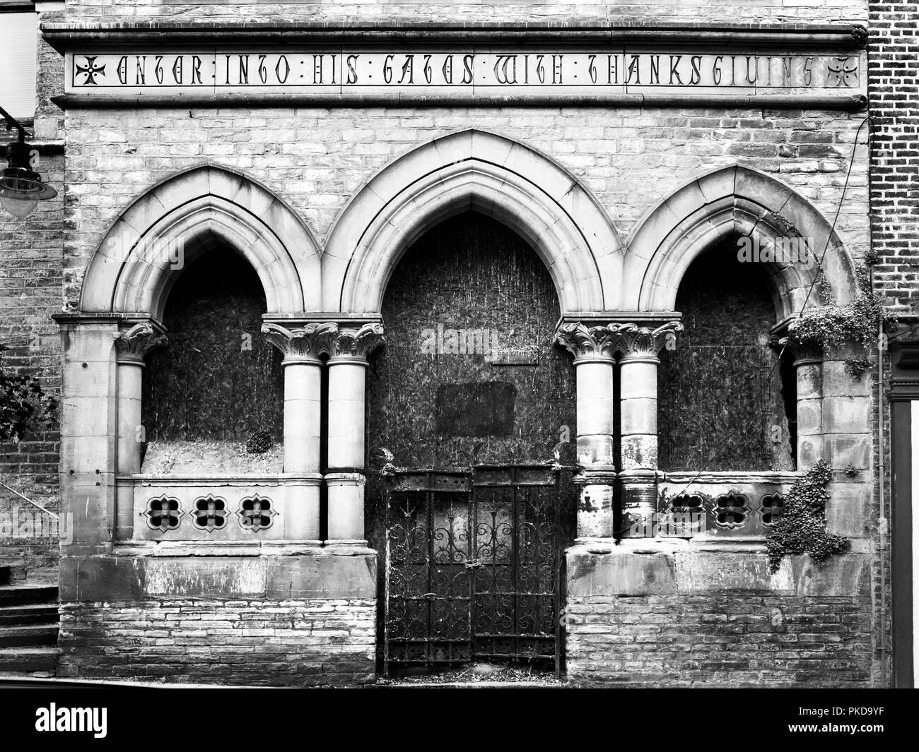Mit Enter into his Gates mit Thanksgiving Inschrift auf EASTBOROUGH Scarborough Yorkshire England Stockfoto