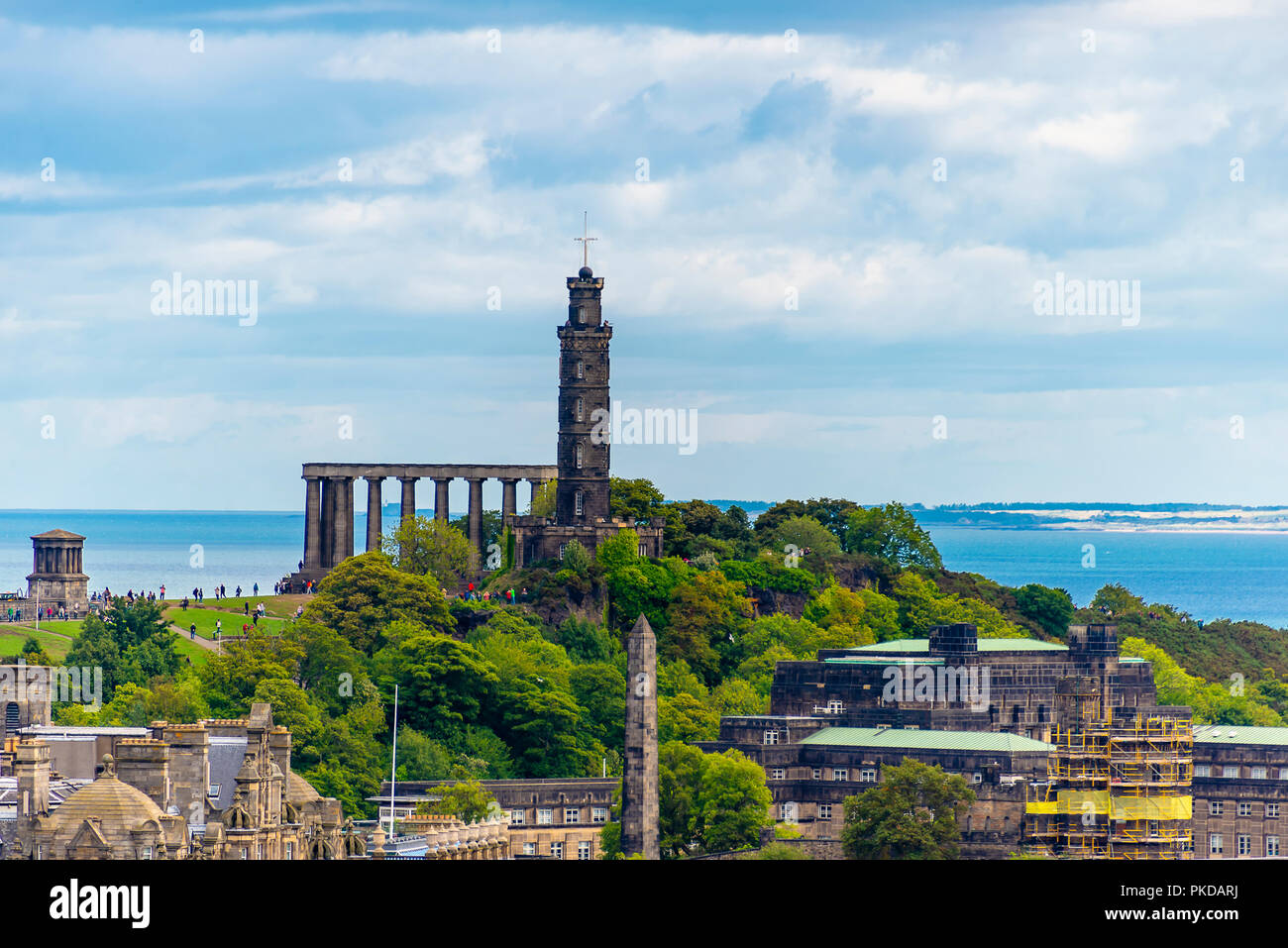 Edinburgh Stadtbild städtische Gebäude Skyline Luftbild vom Edinburgh Castle mit Calton Hill Stockfoto