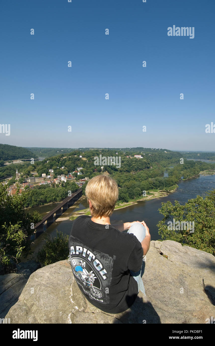 Ein Blick auf Harpers Ferry National Historical Park aus Maryland Höhen Wanderweg. Die historische Gemeinschaft, am Zusammenfluss des Potomac und Sie Stockfoto