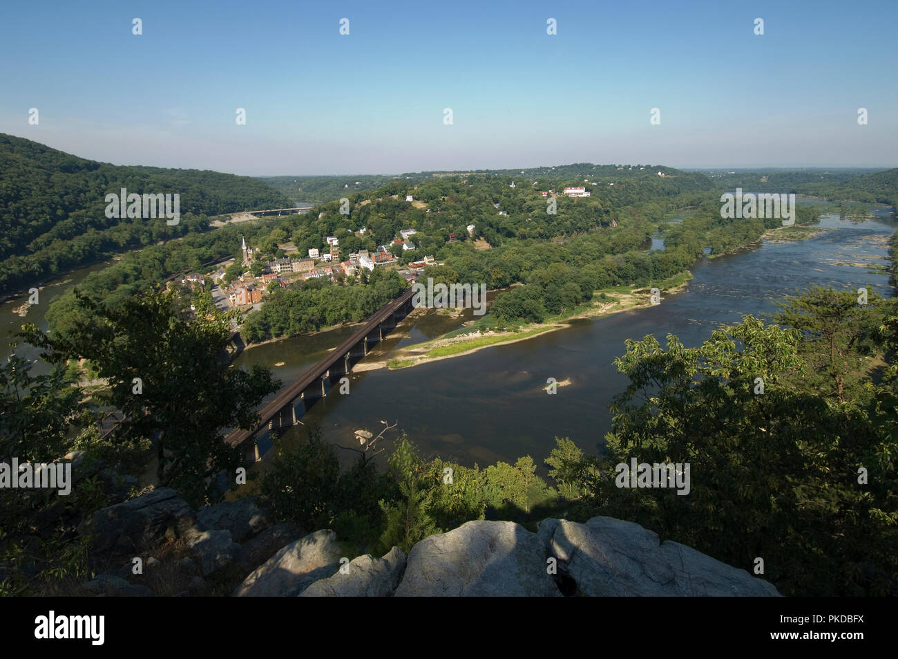 Ein Blick auf Harpers Ferry National Historical Park aus Maryland Höhen Wanderweg. Die historische Gemeinschaft, am Zusammenfluss des Potomac und Sie Stockfoto