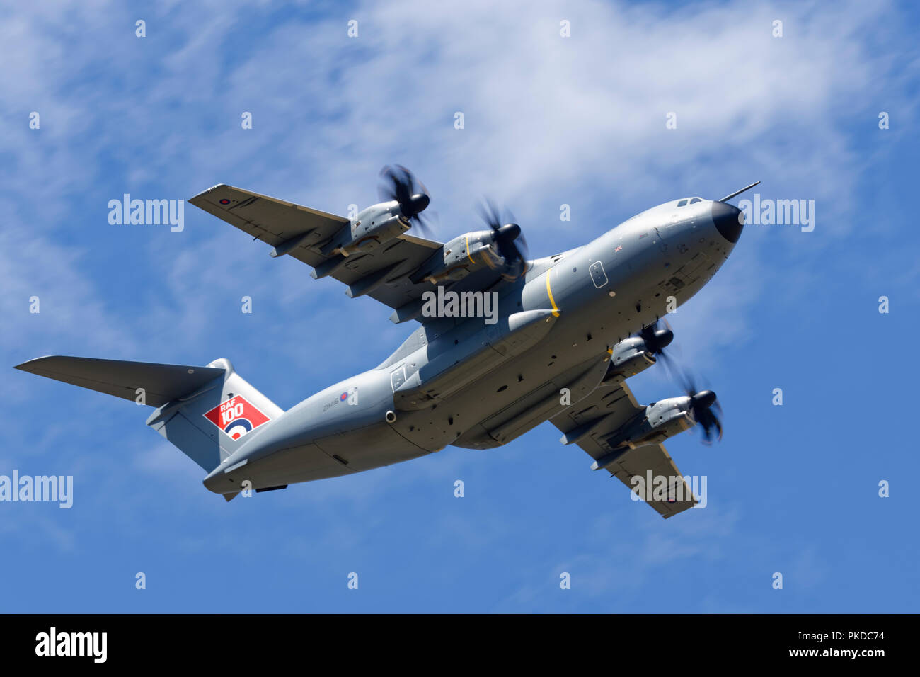 Die britische Royal Air Force Airbus A400M Atlas taktisches Transportflugzeug ankommt Overhead RAF Fairford in der Royal International Air Tattoo zu beteiligen Stockfoto