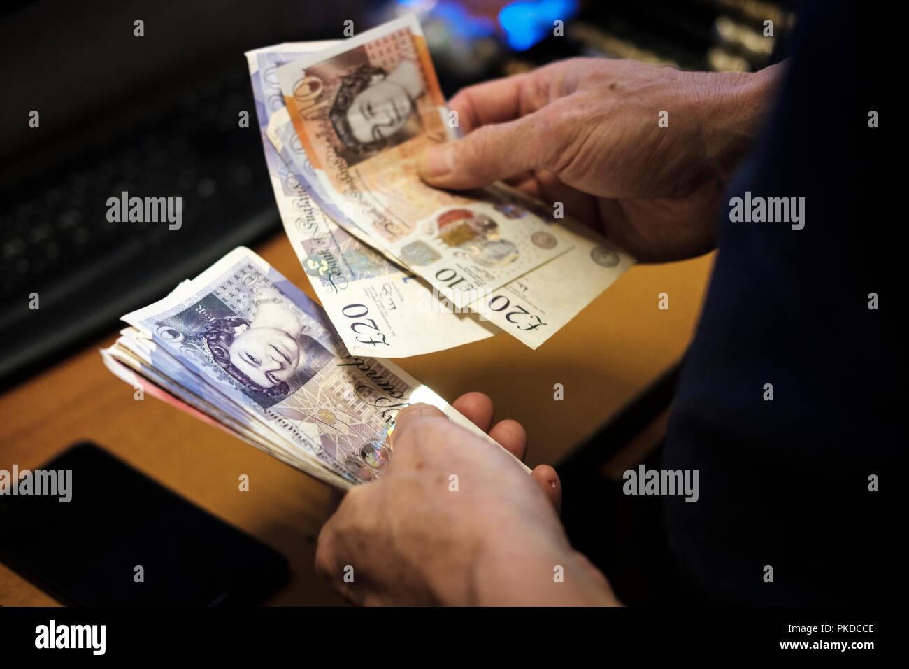 Zählen Bargeld - Pfund Sterling Banknoten Stockfoto