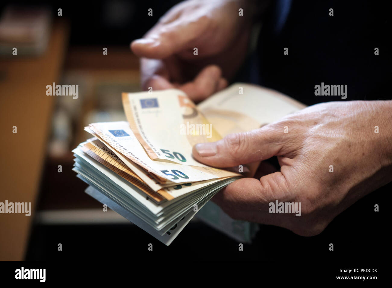 Zählen Bargeld Euro-Banknoten - fünfzig Euro Banknoten Stockfoto