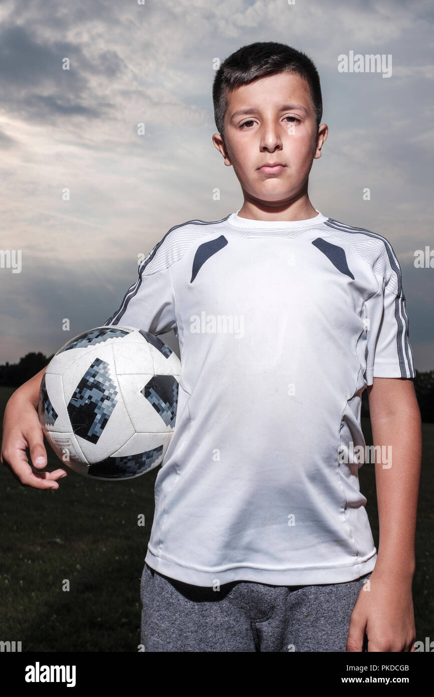 Junge -10-11 Jahre alt in Fußball-Kit, Surrey, Großbritannien Stockfoto