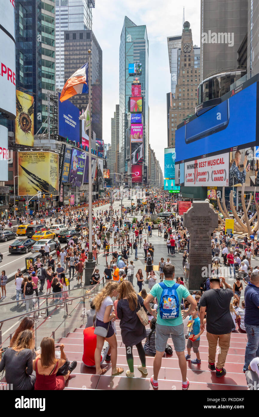 Besucher und Touristen, die sich am Times Square, 42nd Street in Manhattan, New York City. Stockfoto