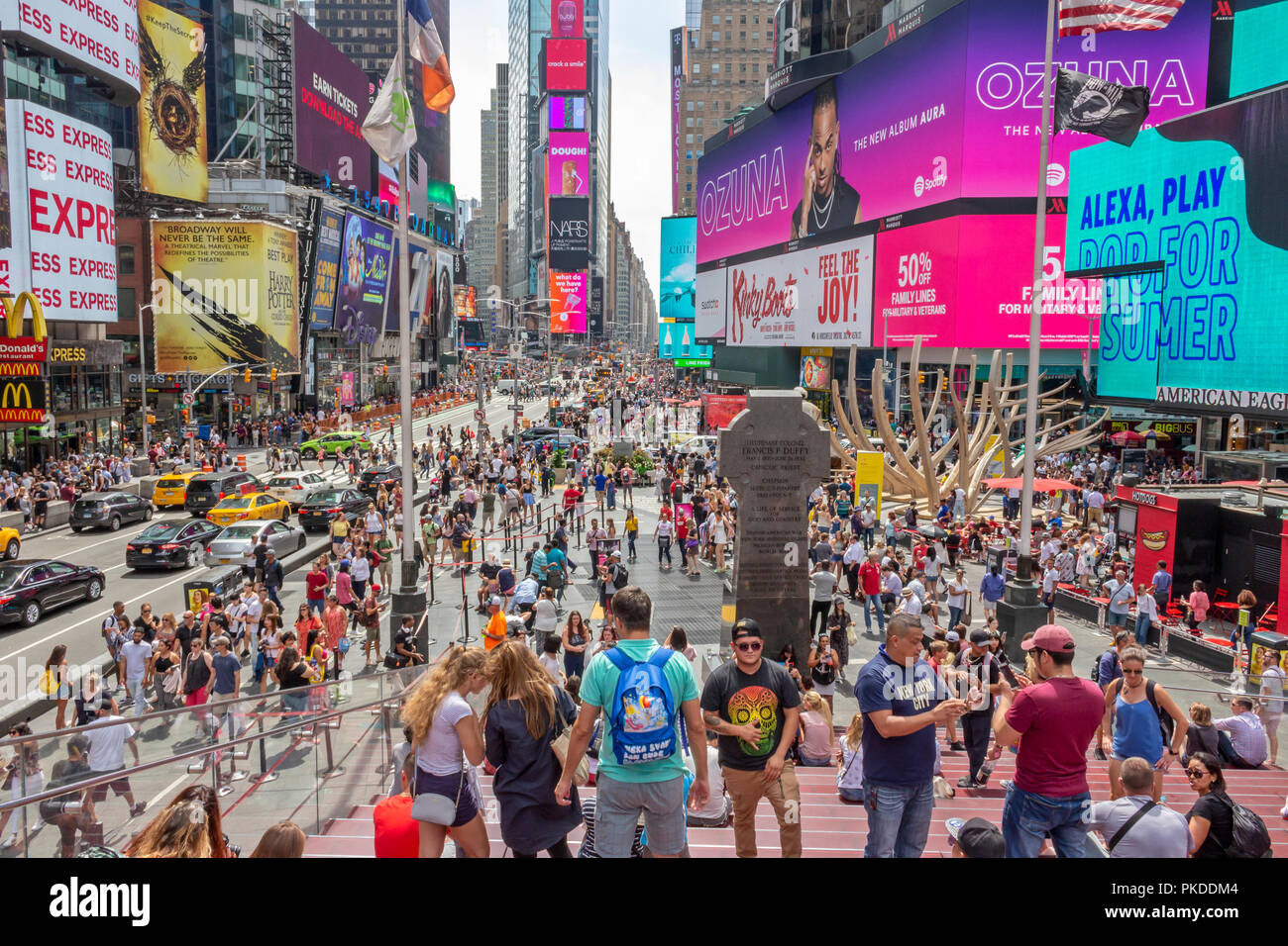 Besucher und Touristen, die sich am Times Square, 42nd Street in Manhattan, New York City. Stockfoto