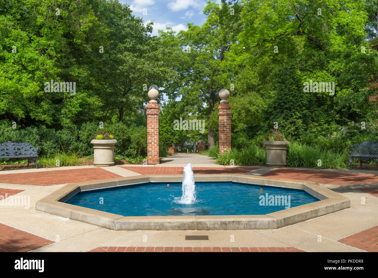 Athen, GA/USA Juni 5, 2018: Garten und Brunnen auf dem Campus der Universität von Georgia. Stockfoto