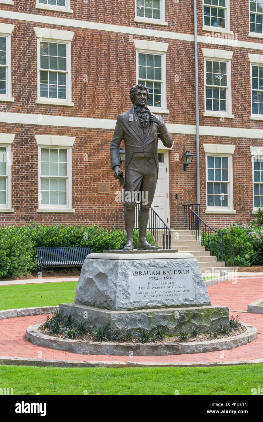 Athen, GA/USA Juni 5, 2018: Abraham Baldwin Statue und Old College auf dem Campus der Universität von Georgia. Stockfoto