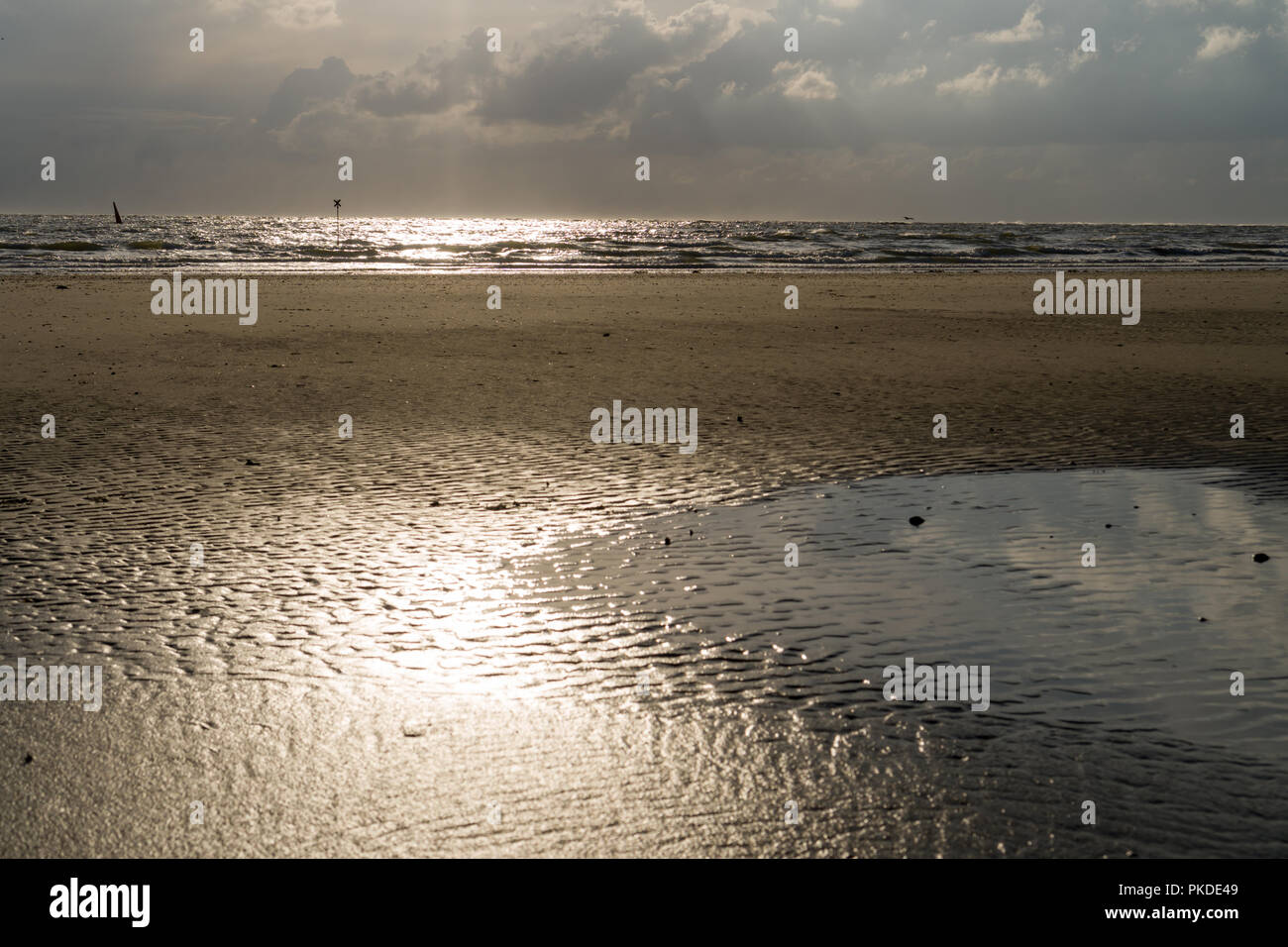 Sonnenuntergang am Strand von Norderney bei Ebbe. Großem Betrachtungswinkel Stockfoto