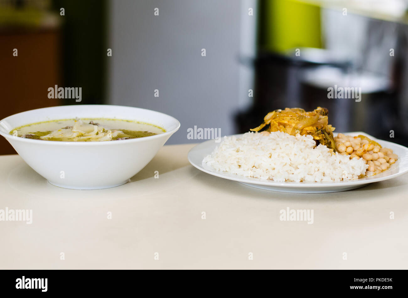 Köstliche hausgemachte Speisen, Nudelsuppe und Bohnen mit Reis und Huhn, Konzept der hausgemachte Speisen Stockfoto