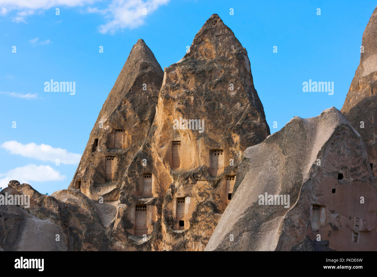 Häuser geschnitzt in den Felsen im Tal, Göreme, Kappadokien, Türkei (UNESCO Weltkulturerbe) Stockfoto
