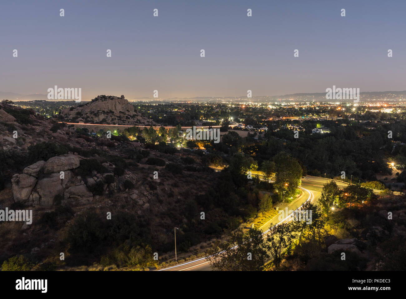 Nachtansicht von Landmark Stoney Point Felsformation und das San Fernando Valley Gegend von Los Angeles, Kalifornien. Stockfoto