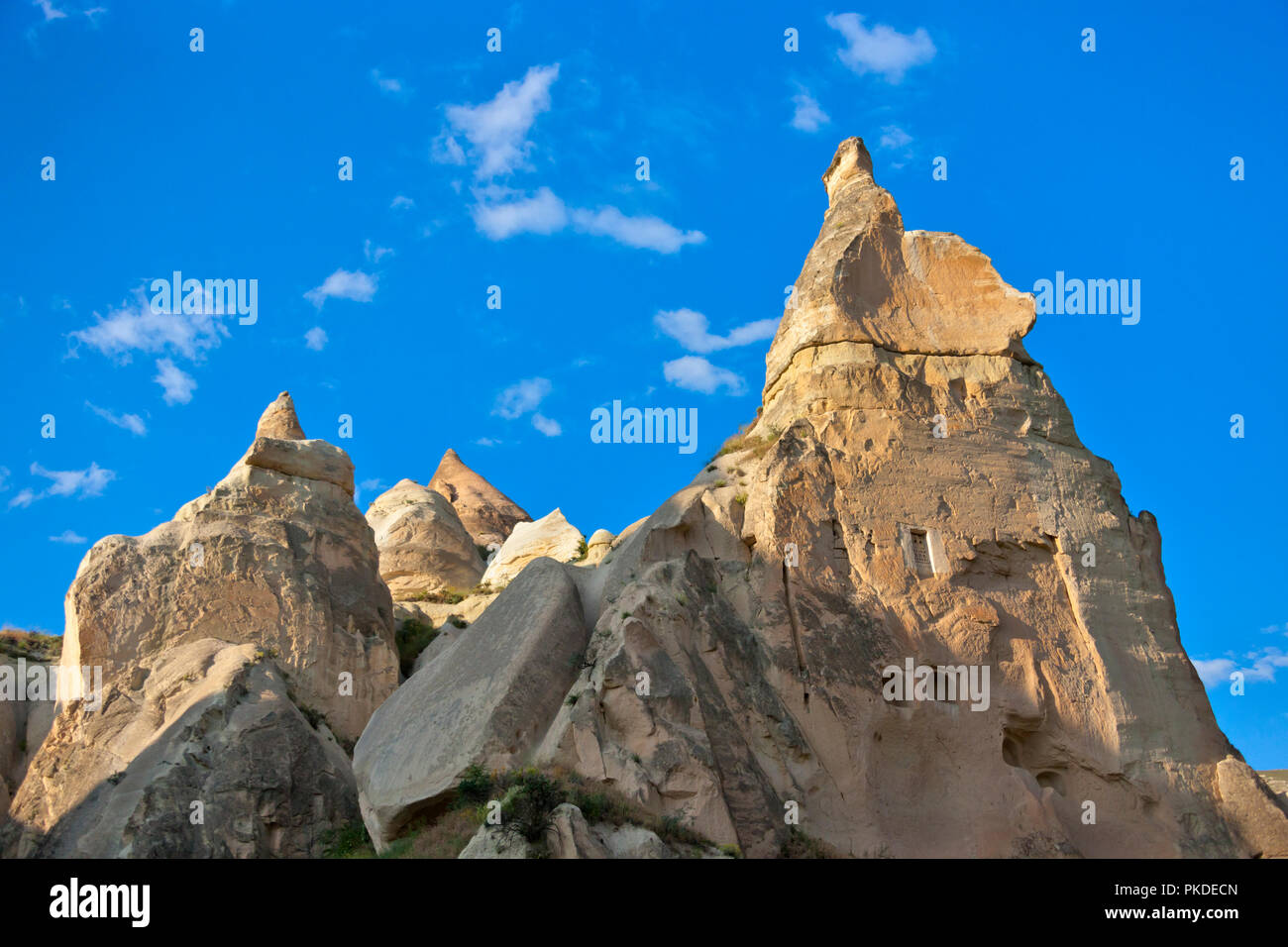 Häuser geschnitzt in den Felsen im Tal, Göreme, Kappadokien, Türkei (UNESCO Weltkulturerbe) Stockfoto