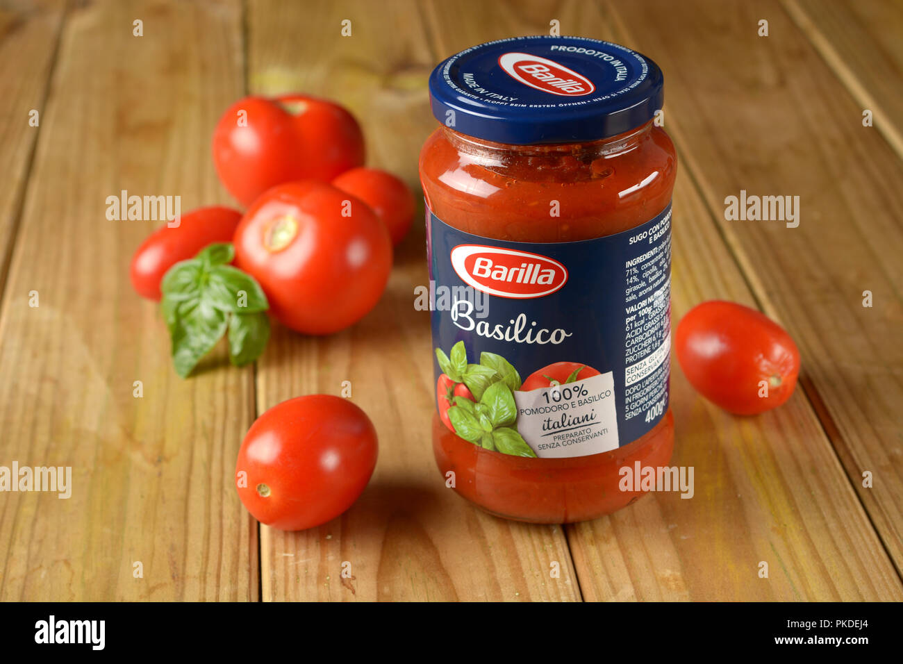 Glas Glas der Tomatensauce mit Basilikum - italienischen industriellen  Produkt - für die redaktionelle Nutzung nur: Detailansicht Stockfotografie  - Alamy