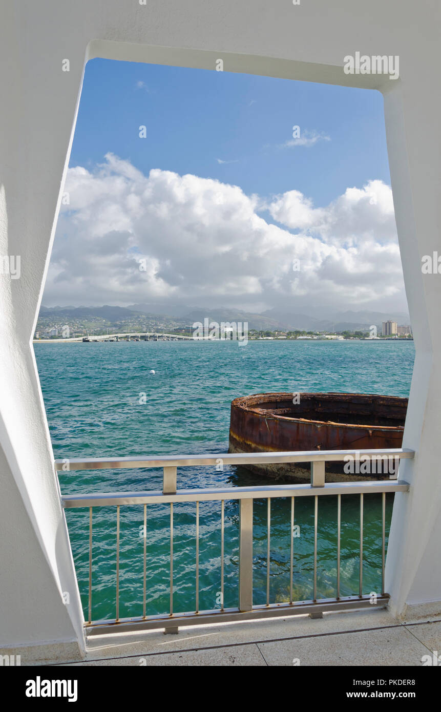 USS Arizona Memorial in Pearl Harbor, Hawaii, Blick vom Denkmal der USS Arizona steigen aus dem Wasser und der Honolulu im Hintergrund. Stockfoto