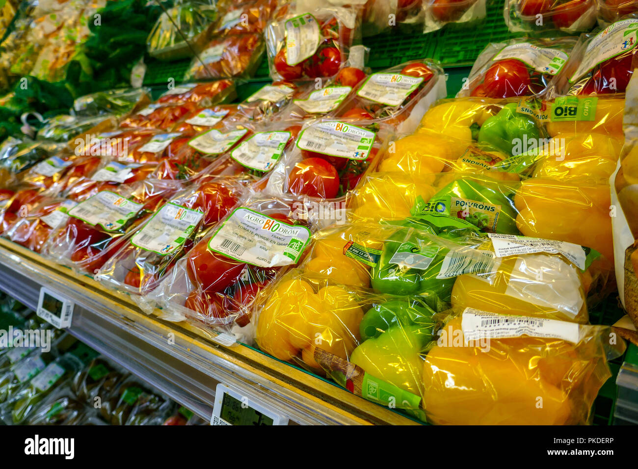 Obst verpackt in Plastik in einem französischen Supermarkt Stockfoto