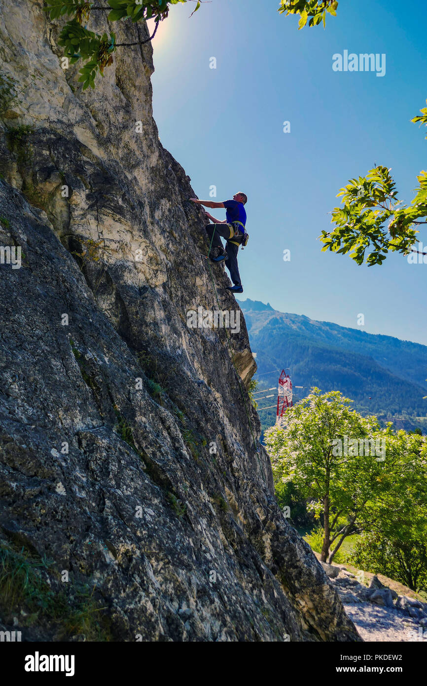 Reife männliche Kletterer, Silhouette, auf Felsen, Maurienne Tal Frankreich Stockfoto