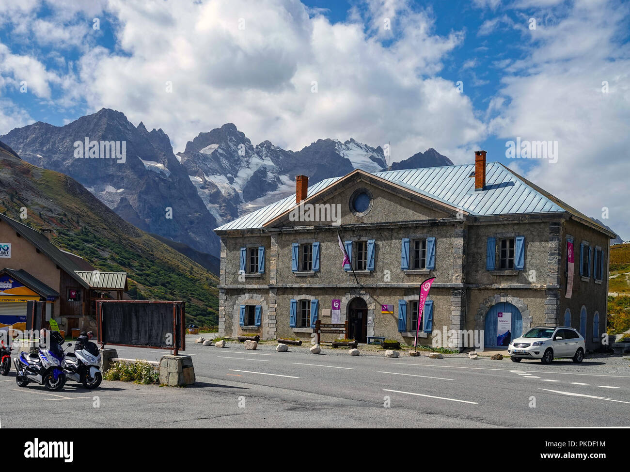 Große steinerne Gebäude mit blauen Fensterläden, Col du Lauteret, Ecrins, Briancon, Frankreich Stockfoto