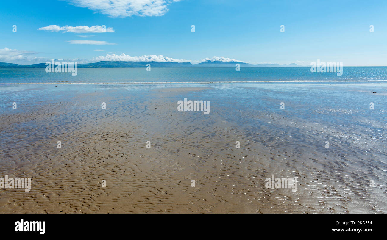 Eine Ansicht von llanddwyn Beach mit den Llyn Halbinsel in der Ferne. Am 13. August 2018 berücksichtigt. Stockfoto