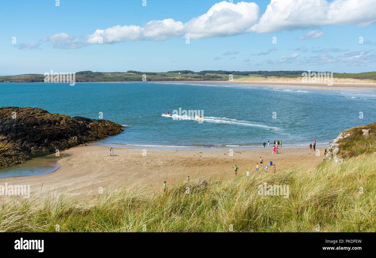 Wassersport und Jugendlichen an Aktivitäten auf llanddwyn Island auf der Islw Anglesey beteiligt. Am 13. August 2018 berücksichtigt. Stockfoto