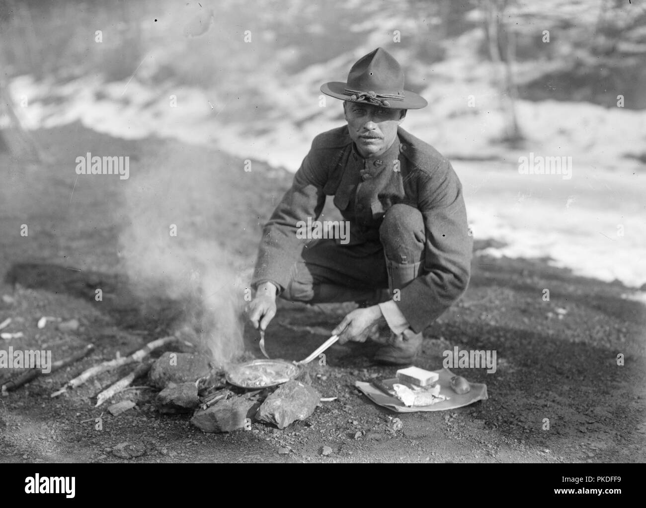 Historisches Bild der National Guard Kochen am Lagerfeuer Stockfoto