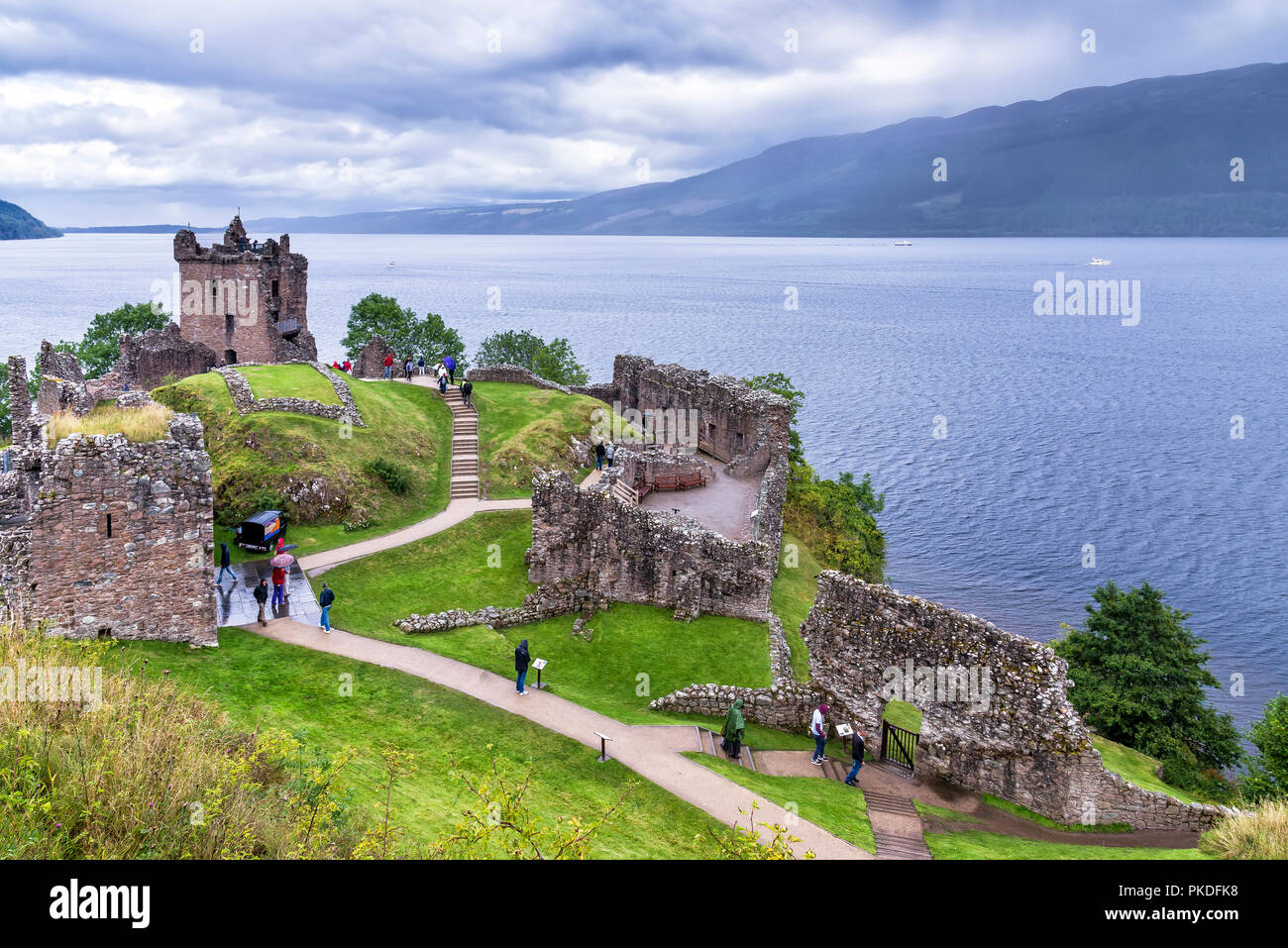 Inverness, Großbritannien - 19 August 2014: Blick auf Ruine Urquhart Castle Loch Ness in den Highlands von Schottland Stockfoto