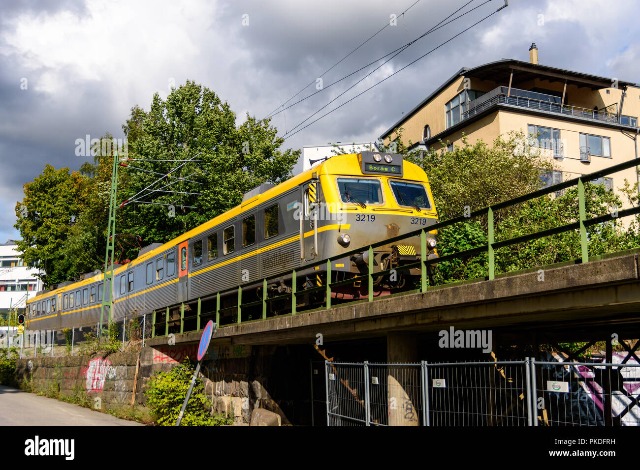 Die Vasttagen Zug nach Boras, Schweden, läuft über ein angehobener Abschnitt der Bahn Stockfoto