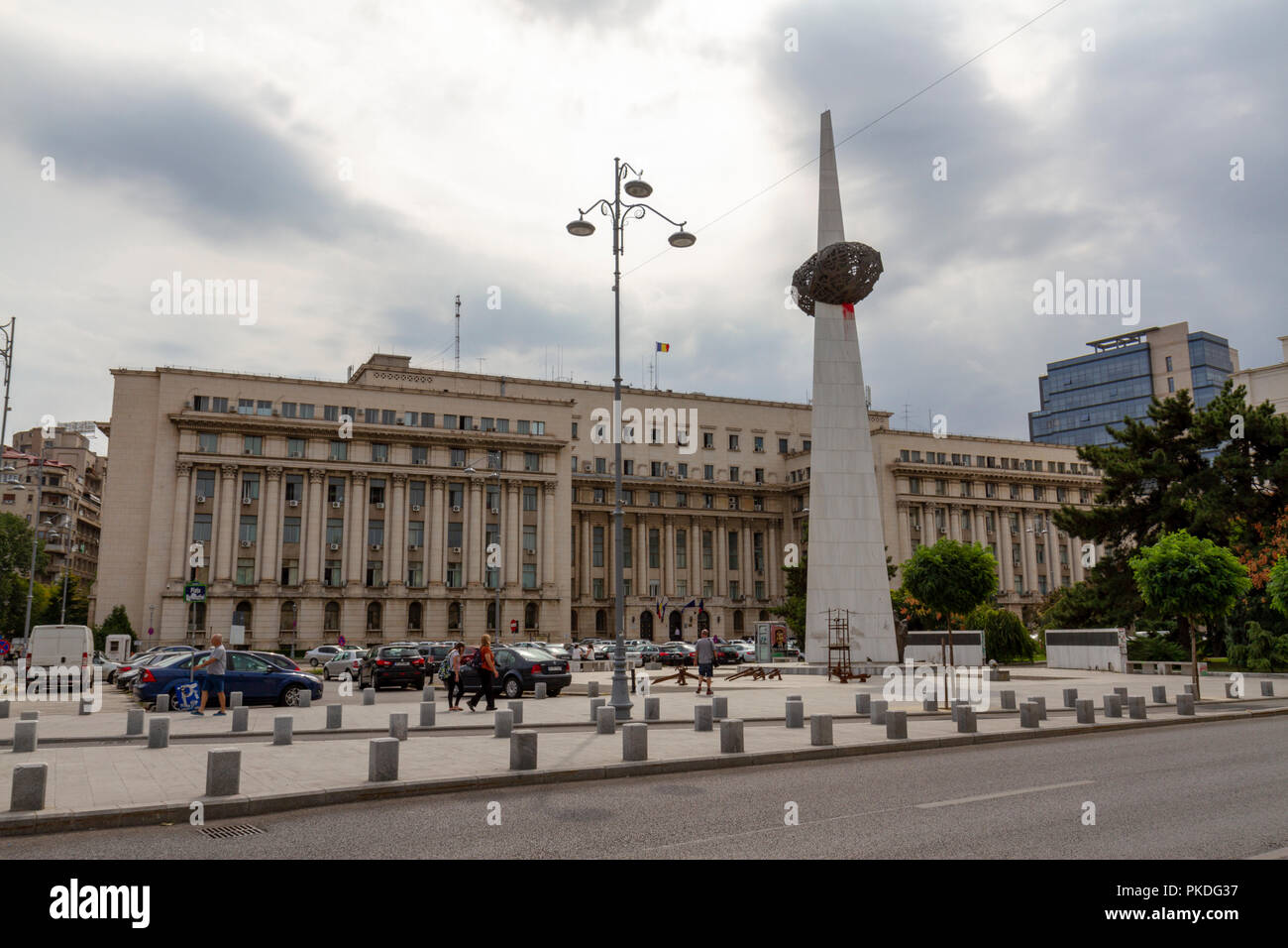 Das Denkmal der Wiedergeburt, auf dem Platz der Revolution, mit dem ehemaligen Zentralkomitee Gebäude, Bukarest, Rumänien. Stockfoto