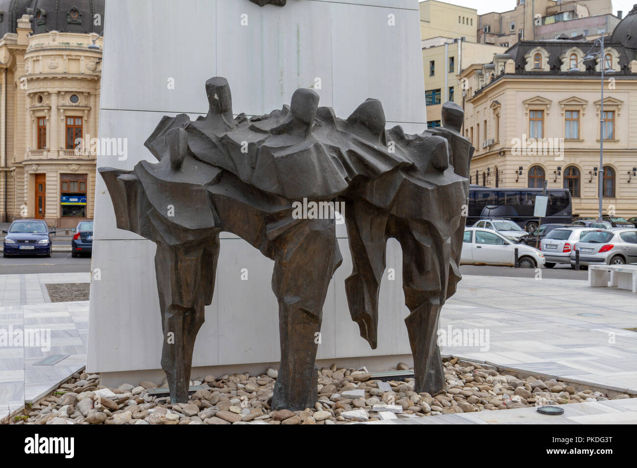 Das Denkmal der Wiedergeburt, auf dem Platz der Revolution, mit dem ehemaligen Zentralkomitee Gebäude, Bukarest, Rumänien. Stockfoto