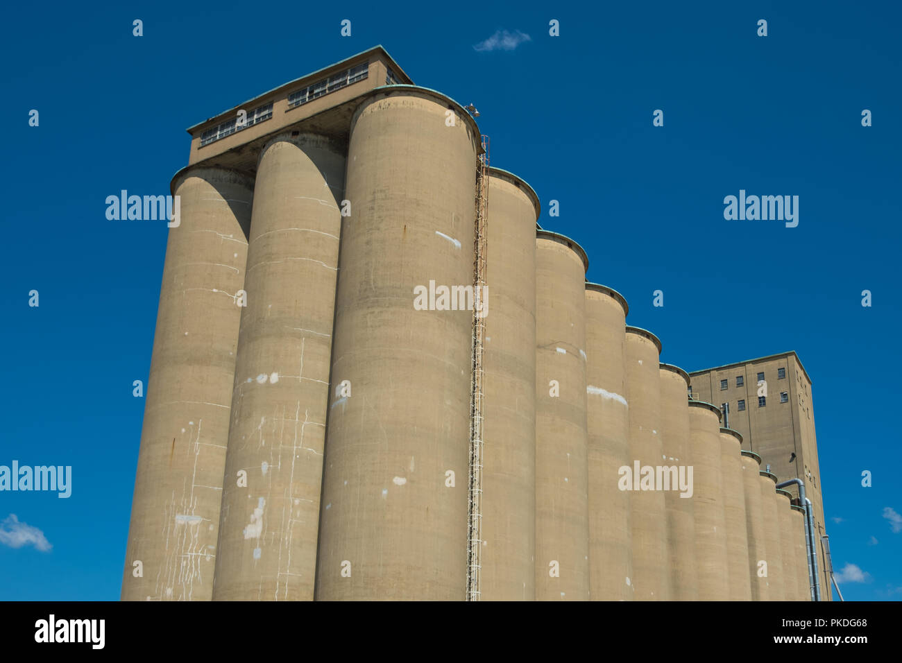 Blick auf ein Aufzug, eine agrarische Facility komplexe verwendet zu horten und Getreidespeicher Stockfoto