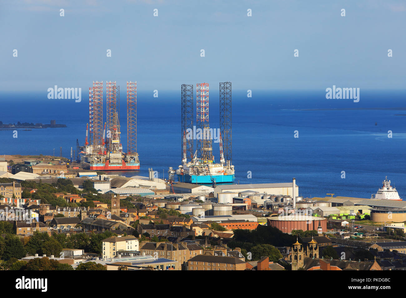 Ölplattformen aus der Nordsee liegt an der Mündung des Tay in Dundee, in Tayside, in Schottland, Großbritannien Stockfoto