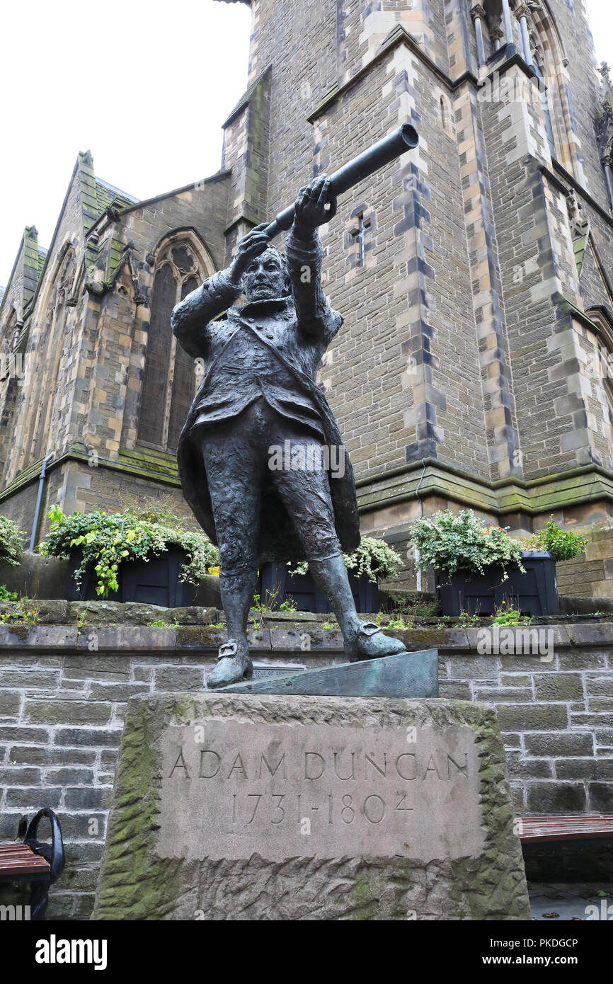 Statue von Admiral Adam Duncan außerhalb die St Paul's Kathedrale auf der High Street in Dundee, auf dem Gelände der ehemaligen mittelalterlichen Burg, in Schottland gebaut, Stockfoto