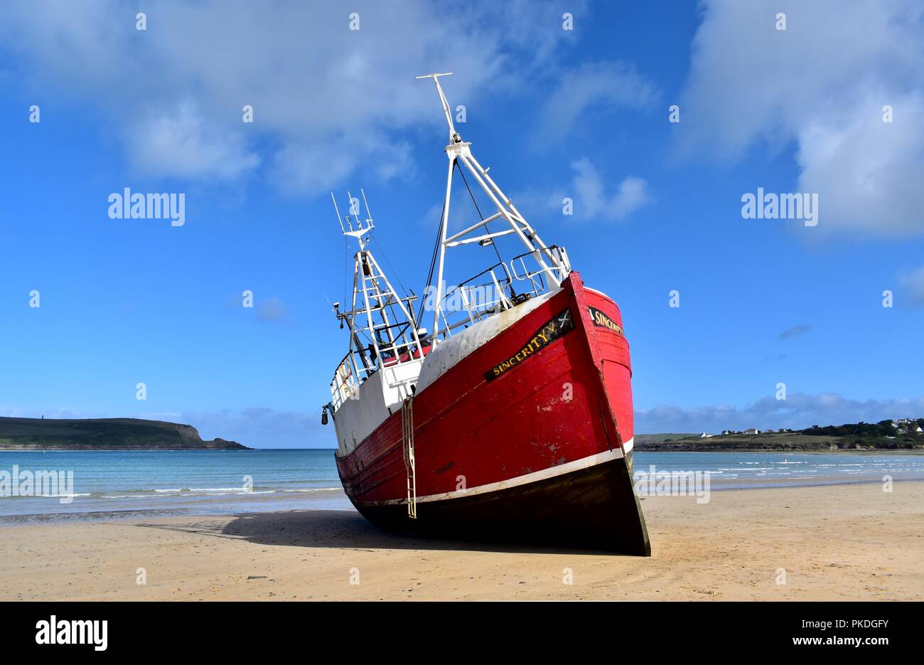 Fischereifahrzeugs Serenity V auf daymer Bay Beach. Stockfoto
