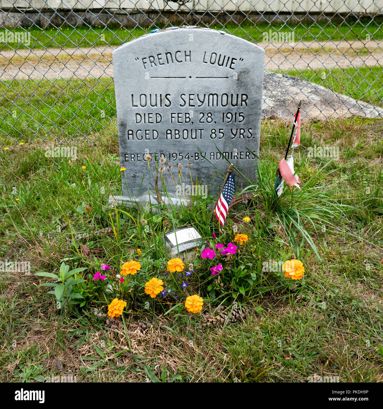 Das Grab und der Grabstein von Louis Seymour, bekannt als Französische Louie, einem Adirondack Guide, Trapper und Förster. Stockfoto