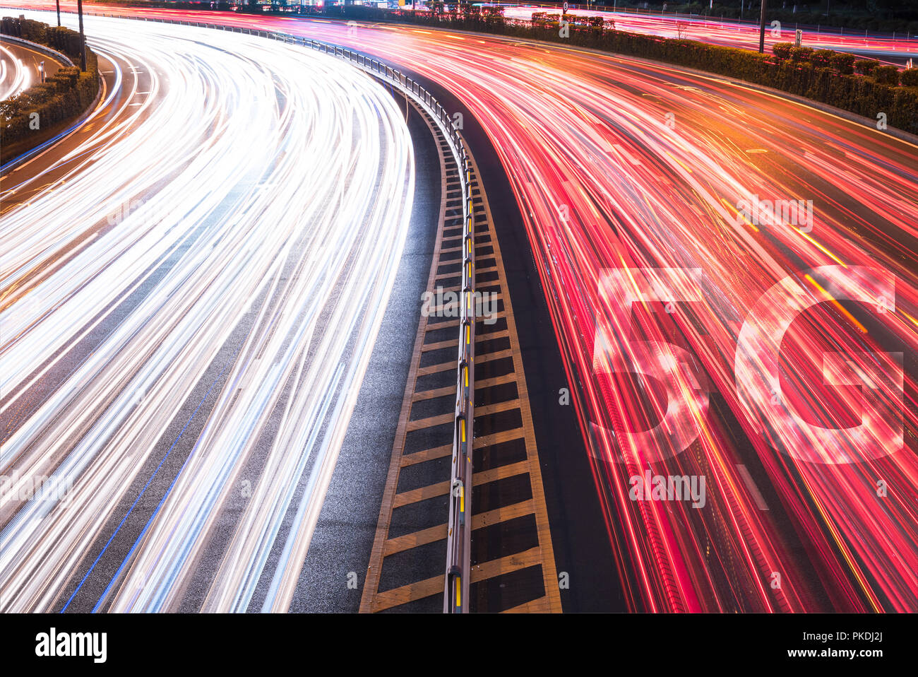 5G Wireless Internet Wifi Verbindung auf Autos leichte Wanderwege in der Nacht Stockfoto
