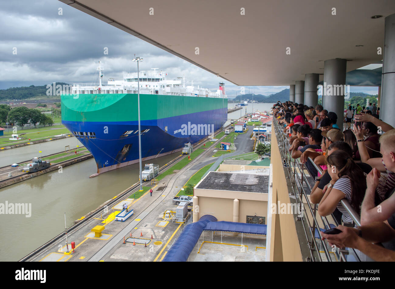 Eine Ansicht eines Roll-on/roll-off-Schiff während der Durchfahrt durch den Panamakanal Miraflores Schleusen Stockfoto