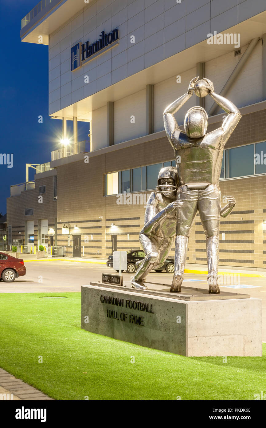 Canadian Football Hall of Fame von Touchdown Skulptur in der Dämmerung vor Tim Hortons Feld in Hamilton, Ontario, Kanada. Stockfoto