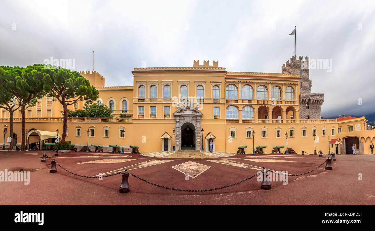 Monaco Ville, Monaco - Oktober 13, 2013: Panoramablick auf des Prinzen Palast auf dem Schlossplatz mit einem Leibwächter an die Post Stockfoto