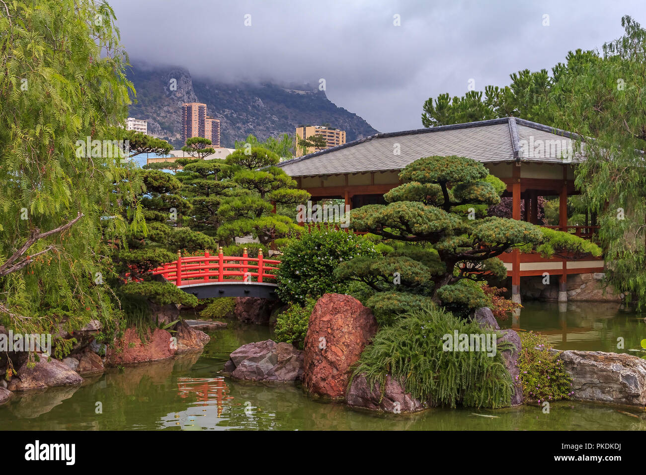 Monaco, Monte Carlo - Oktober 13, 2013: Japanischer Garten oder Jardin Japonais mit Wohnbauten im Hintergrund Stockfoto