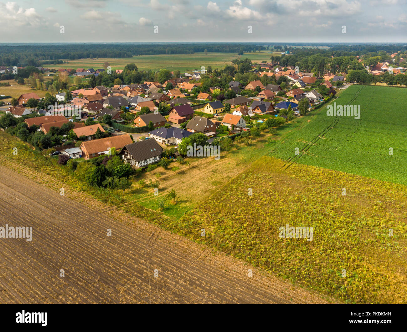 Luftaufnahme von einem kleinen Dorf in Norddeutschland mit großen Ackerflächen am Rande des Dorfes. Stockfoto
