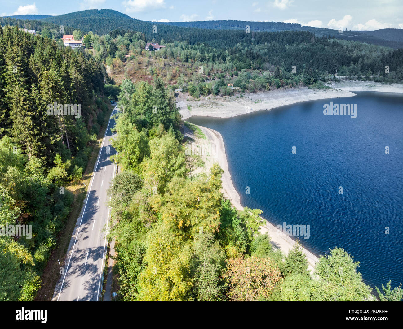 Luftbild der Okertalsperre (Dam) im Oberharz zwischen Clausthal-Zellerfeld und Goslar, mit der Drohne getroffen. Stockfoto